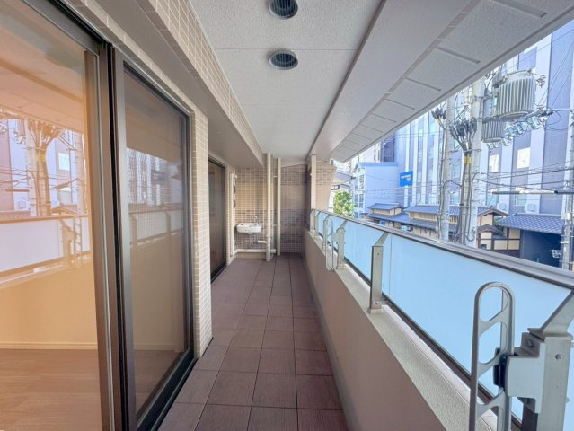 京都市営烏丸線「烏丸御池」駅徒歩５分◆リフォーム済み角住戸３ＬＤＫ◆ペット可◆パークホームズ烏丸御池のバルコニー|バルコニー