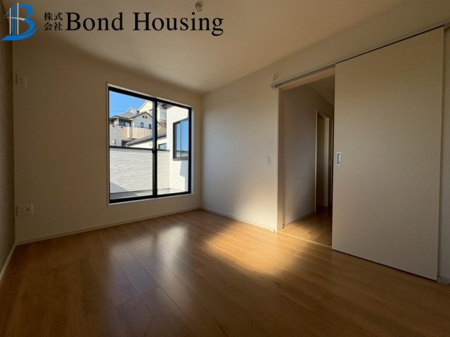 「ペニンシュラキッチン採用」朝霧山手町　全2棟　1号棟の洋室