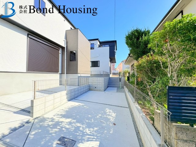 「ペニンシュラキッチン採用」朝霧山手町　全2棟　1号棟の庭