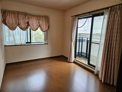 世田谷区喜多見6丁目　中古戸建の洋室|木目調で落ち着いた雰囲気の内装は、どんなインテリアにも合わせやすいデザイン。

ご内見希望・資料請求などお気軽にお問い合わせ下さい！
03-5990-5201