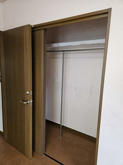 世田谷区喜多見6丁目　中古戸建の収納|部屋収納もバッチリです！見せる収納も流行っていますが、やはり見せない収納も大切ですね。

ご内見希望・資料請求などお気軽にお問い合わせ下さい！
03-5990-5201