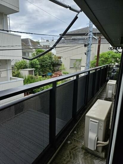 世田谷区喜多見6丁目　中古戸建のバルコニー|陽当り良好の南向きバルコニーで、お洗濯物干しもはかどります。

ご内見希望・資料請求などお気軽にお問い合わせ下さい！
03-5990-5201