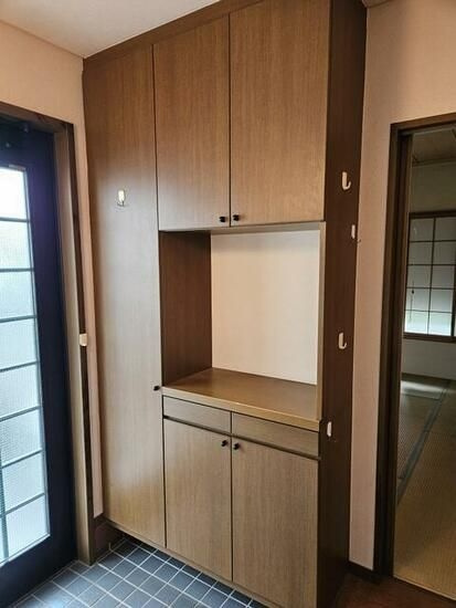 世田谷区喜多見6丁目　中古戸建の玄関|玄関横にはシューズボックスがついているため、片付いた玄関がキープできます！

ご内見希望・資料請求などお気軽にお問い合わせ下さい！
03-5990-5201