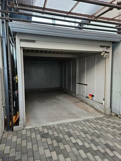 世田谷区喜多見6丁目　中古戸建の駐車場|雨でも大切な車が濡れないビルトインガレージです。

ご内見希望・資料請求などお気軽にお問い合わせ下さい！
03-5990-5201