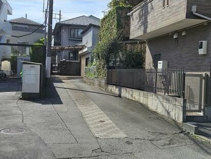 世田谷区喜多見6丁目　中古戸建の前面道路含む現地写真|良好な住環境が守られてきた、第一種低層住居専用地域の住宅街です。

ご内見希望・資料請求などお気軽にお問い合わせ下さい！
03-5990-5201