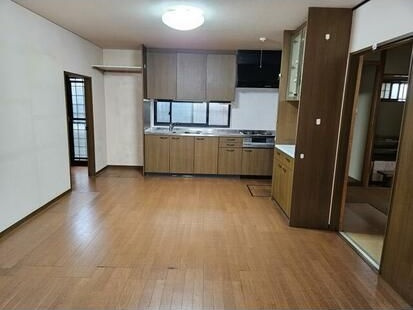 世田谷区喜多見6丁目　中古戸建の居間・リビング|ご家族が自然と集まり会話が弾む、笑顔を育む明るい居住空間です。

ご内見希望・資料請求などお気軽にお問い合わせ下さい！
03-5990-5201