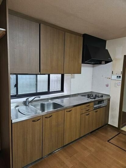 世田谷区喜多見6丁目　中古戸建のキッチン|横一列にシンクとコンロをまとめたシンプルなシステムキッチン。動きやすさが魅力です！

ご内見希望・資料請求などお気軽にお問い合わせ下さい！
03-5990-5201