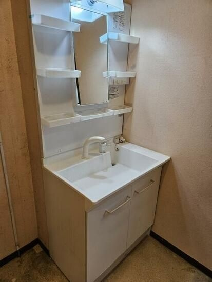 世田谷区喜多見6丁目　中古戸建の独立洗面台|ミラー横には収納があるため、洗面化粧台もスッキリ！

ご内見希望・資料請求などお気軽にお問い合わせ下さい！
03-5990-5201