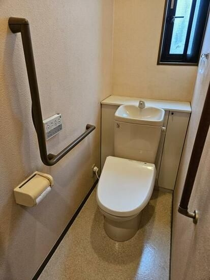 世田谷区喜多見6丁目　中古戸建のトイレ|ウォシュレット付きのトイレはいつも快適！

ご内見希望・資料請求などお気軽にお問い合わせ下さい！
03-5990-5201