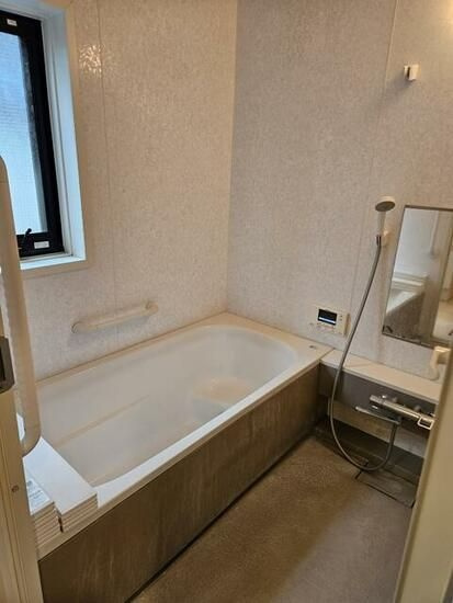 世田谷区喜多見6丁目　中古戸建の浴室|浴室乾燥機付きのため、雨の日の洗濯物干しやカビの予防にも役立ちます。

ご内見希望・資料請求などお気軽にお問い合わせ下さい！
03-5990-5201