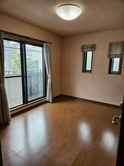 世田谷区喜多見6丁目　中古戸建の洋室|明るいお部屋はそれだけで気分が晴れやかになりますね！

ご内見希望・資料請求などお気軽にお問い合わせ下さい！
03-5990-5201