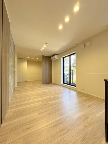 Ｅａｓｔ　Ｃｏｕｒｔの洋室|★明るいフローリングの角部屋です★