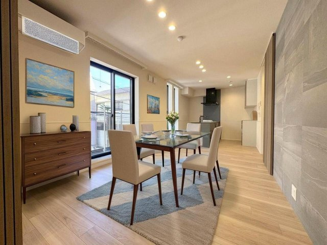 (仮称）東１丁目メゾンの居間・リビング|★※家具はCGになります　明るいフローリングの角部屋です★