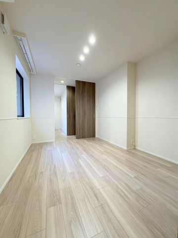 Ｅａｓｔ　Ｃｏｕｒｔの寝室|★明るいフローリングの角部屋です★