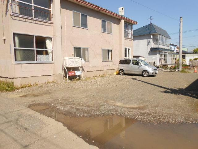 シャルロット愛国の駐車場