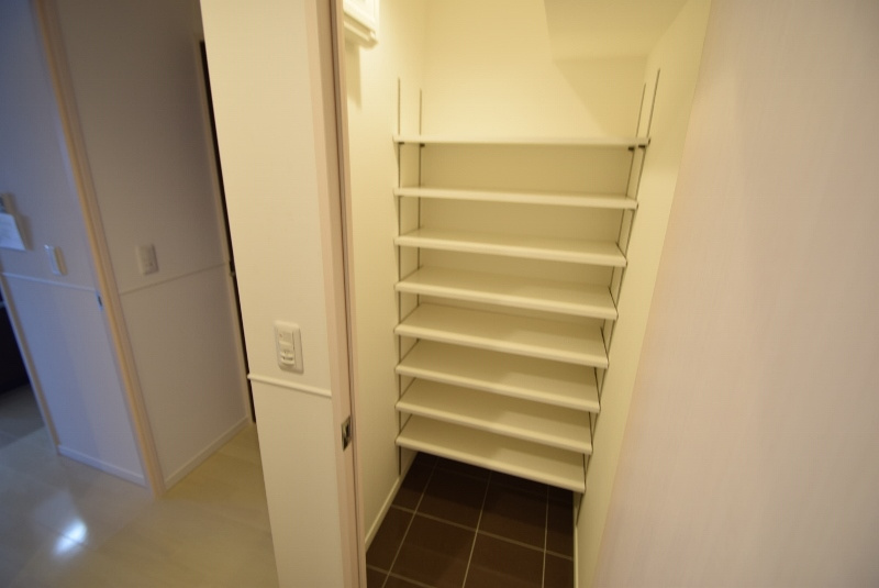 ＬＵＭＩＥＲＥの玄関|シューズボックスあります。