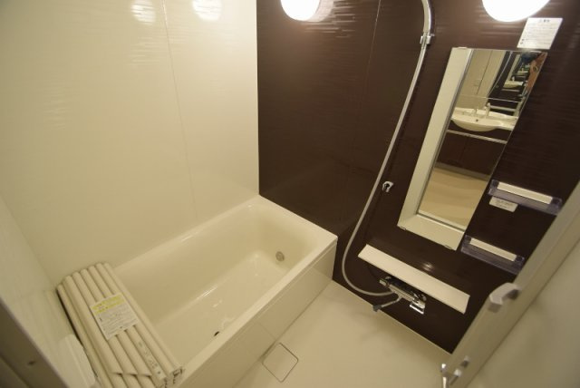 ＬＵＭＩＥＲＥの浴室|鏡付のきれいなお風呂