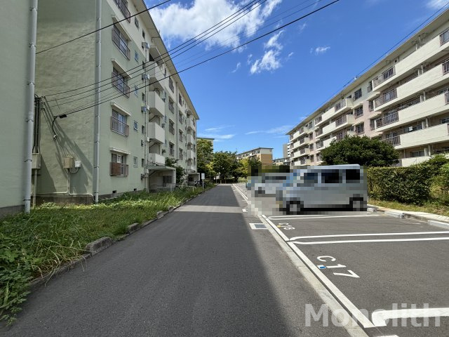 鶴山台38号棟の駐車場