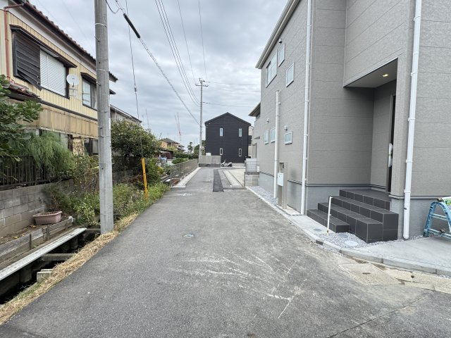 三郷市彦成２丁目新築戸建【彦郷小学校：9分】の前面道路含む現地写真|北側前面道路