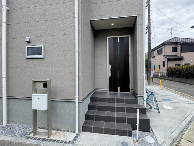 三郷市彦成２丁目新築戸建【彦郷小学校：9分】のエントランス|エントランス・玄関ポーチ