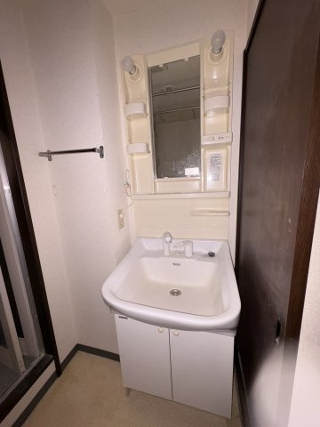 「リーセント双葉町 中古マンション」広さと立地が魅力！おすすめのゆったり3LDK♪の独立洗面台|鏡の裏にも収納スペースがあり、洗面用品を片付けられます。