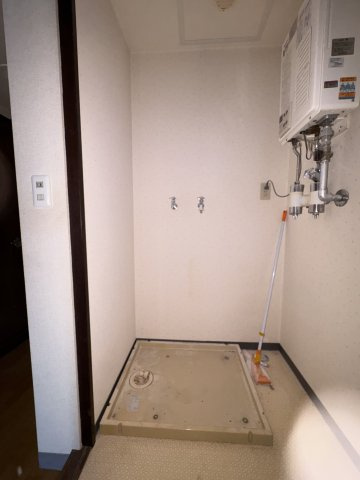 「リーセント双葉町 中古マンション」広さと立地が魅力！おすすめのゆったり3LDK♪のランドリースペース|上部には給湯器があり、洗面脱衣所として効率よく使えます。