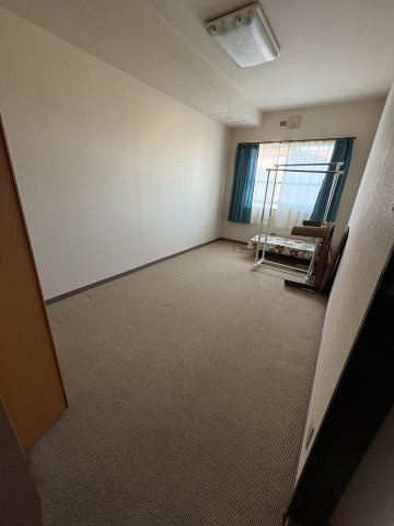 「リーセント双葉町 中古マンション」広さと立地が魅力！おすすめのゆったり3LDK♪の洋室|カーペット敷きで足元が暖かく、落ち着いた雰囲気です。