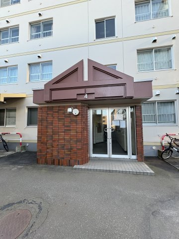 「リーセント双葉町 中古マンション」広さと立地が魅力！おすすめのゆったり3LDK♪の駐車場|レンガ調のエントランスです。採光が良く、明るい雰囲気です。