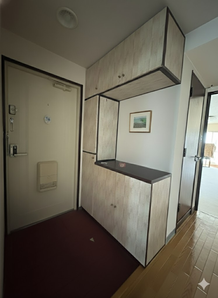 「リーセント双葉町 中古マンション」広さと立地が魅力！おすすめのゆったり3LDK♪の玄関|収納力抜群。木目調のデザインが明るく清潔感のある玄関です。