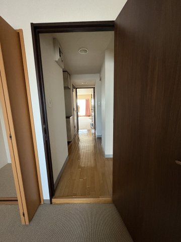 「リーセント双葉町 中古マンション」広さと立地が魅力！おすすめのゆったり3LDK♪の玄関|明るい木目調の廊下です。奥には自然光が入り開放感があります。