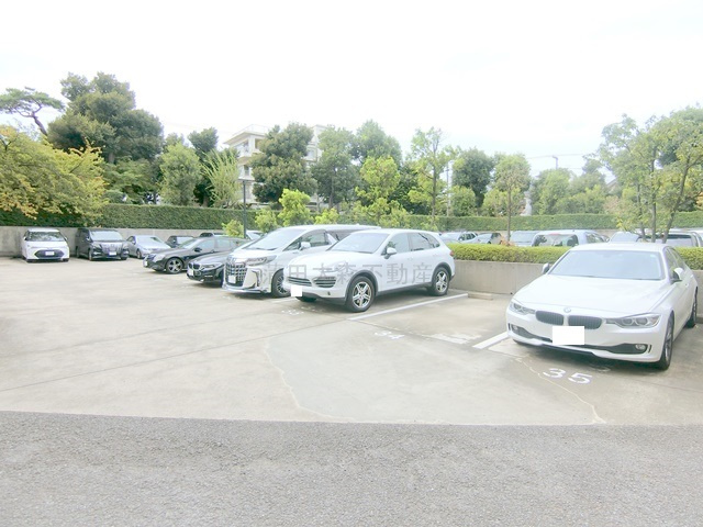 ヒルズ久が原参番館の駐車場