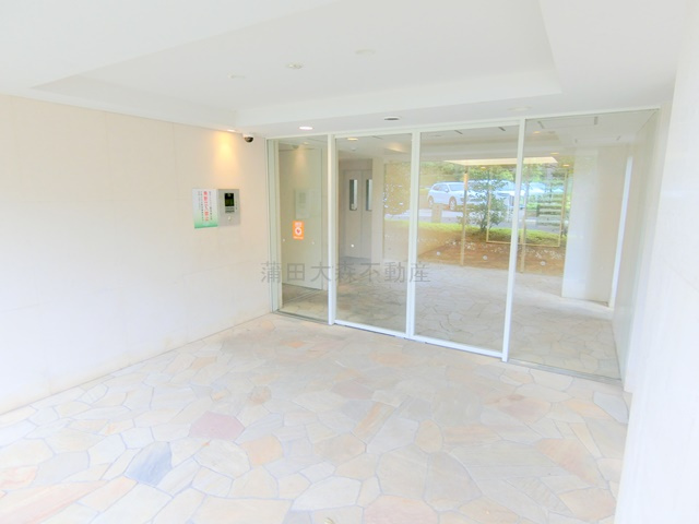 ヒルズ久が原参番館のエントランス|オートロックと宅配ボックス付きのエントランス