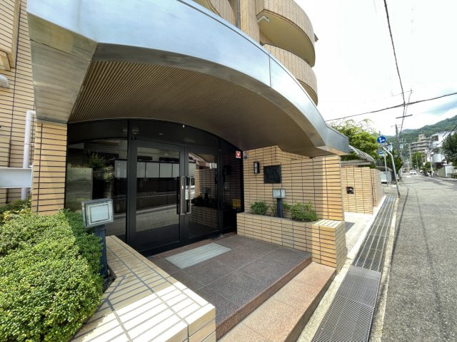 ベルレーブ本山のエントランス