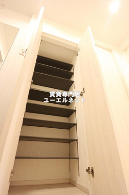 【設備】 | プレジオ江坂ROUGE | 収納力たっぷりのシューズボックスで玄関すっきり！