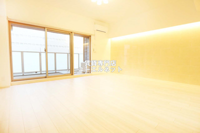 【居間・リビング】 | プレジオ江坂ROUGE | ゆったりとくつろげる、落ち着きのある居室空間です