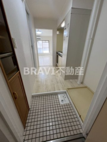 サンライン成育　BRAVI不動産の玄関|【サンライン成育】ゆったりとした玄関です