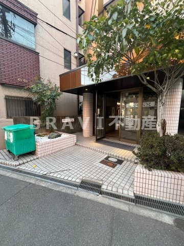 サンライン成育　BRAVI不動産のエントランス|【サンライン成育】ゆとりのあるエントランスです