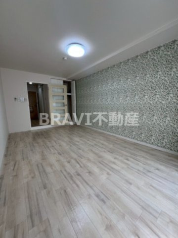 サンライン成育　BRAVI不動産の居間・リビング