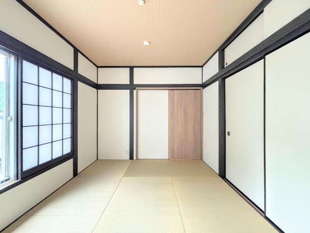 戸塚区上柏尾町　中古戸建て　の和室|◆柔らかい陽光が差し込む明るいお部屋を演出する設計。彩光の取れる窓が気持ちの良いお部屋を創り上げます。
