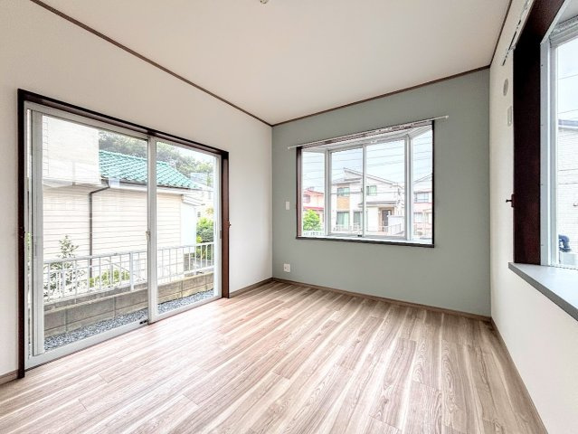 戸塚区上柏尾町　中古戸建て　の洋室|◆室内はいつも明るい印象なので気持ちの良い朝を迎えられます。各部屋にはクローゼットを完備しており、収納が多いお家はすっきりして快適空間です。
