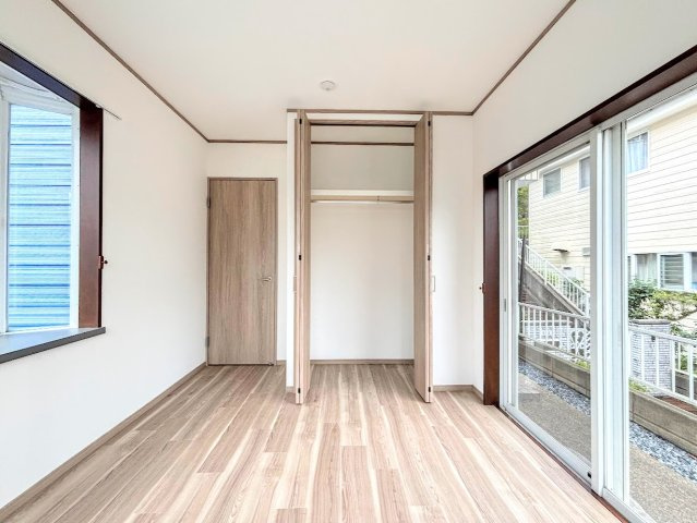 戸塚区上柏尾町　中古戸建て　の洋室|◆二面採光で、陽差しを長時間受ける事が出来る暖かい室内です。もちろん複層ガラスなので、遮音性にも優れ、結露も発生しにくい構造。サッシ周りのカビが発生しにくくなります。
