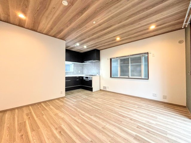 戸塚区上柏尾町　中古戸建て　の居間・リビング|◆ご家族の会話がはずむ、開放的なＬＤＫです。休日はお陽さまの光をたっぷりととりこめるぽかぽかリビングで過ごしませんか？
