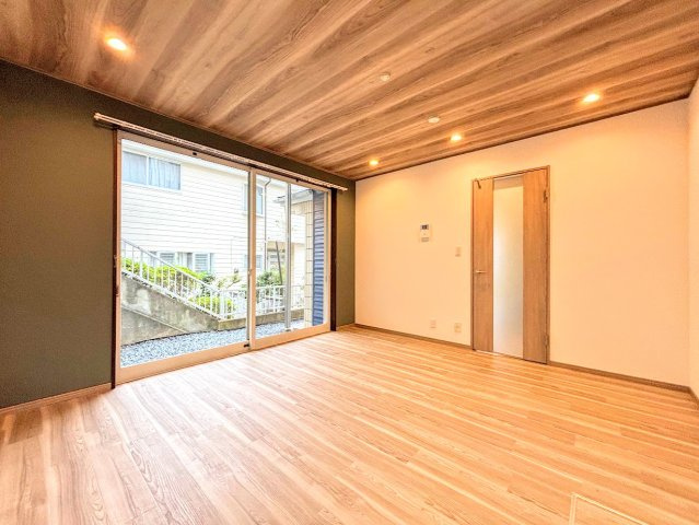 戸塚区上柏尾町　中古戸建て　の居間・リビング|◆柔らかな色合いのフローリングと清潔感のあふれる白のクロスが明るい空間を創り出しているリビングダイニング。家族の集まる憩いの場にふさわしいです。
