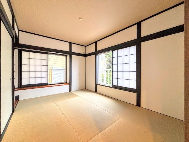 戸塚区上柏尾町　中古戸建て　の和室|◆清潔感のある白を基調とした落ち着ける空間。小窓をもうけていますので、こもりやすい空気の入れ替えも簡単に行えますね！
