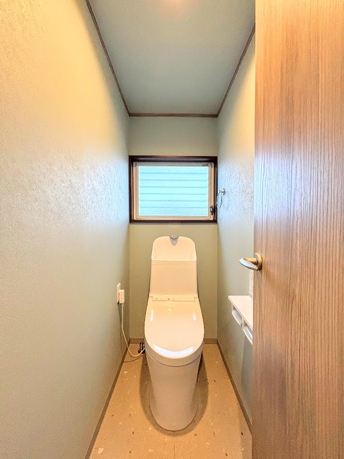 戸塚区上柏尾町　中古戸建て　のトイレ|◆清潔感のある白を基調とした落ち着ける空間。小窓をもうけていますので、こもりやすい空気の入れ替えも簡単に行えますね！
