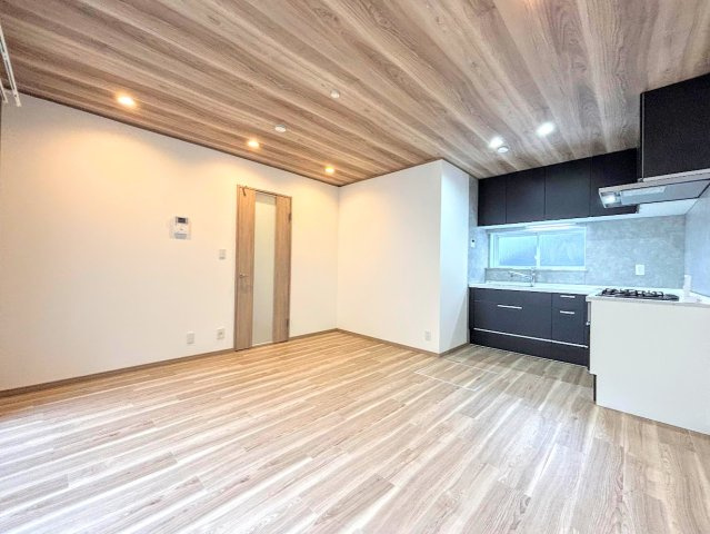 戸塚区上柏尾町　中古戸建て　の居間・リビング|◆一家だんらんのスペースとなるＬＤＫ。窓から明るい光が差し込み、思わず家族の会話も弾む快適な空間。
