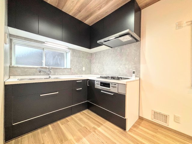 戸塚区上柏尾町　中古戸建て　のキッチン|◆キッチンからダイニングやリビングが見渡せるキッチン。料理をしながら家族とコミュニケーションをとれるだけでなく、大きな開放感も得られることができます。
