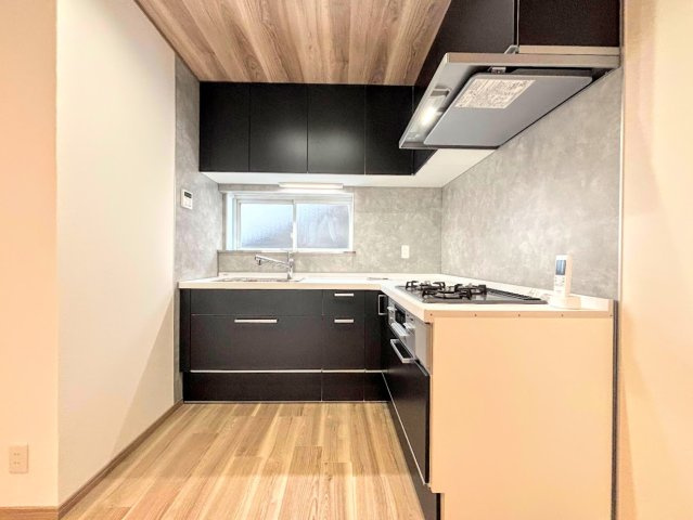 戸塚区上柏尾町　中古戸建て　のキッチン|◆デザイン性と機能性を兼ね備えたキッチンです。リビングスペースとの一体感が生まれ、広々空間を演出してくれます。
