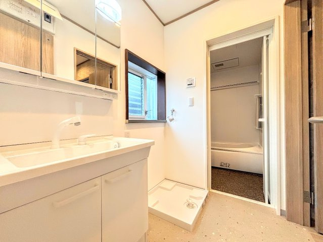 戸塚区上柏尾町　中古戸建て　の独立洗面台|
◆毎日使う場所だから、機能的で使いやすさに配慮したパウダールーム。すっきりと使えるように収納も豊富にご用意しています。
