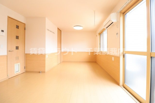 カンパーニュCの居間・リビング|腰壁が統一感のあるお部屋の雰囲気を演出♪